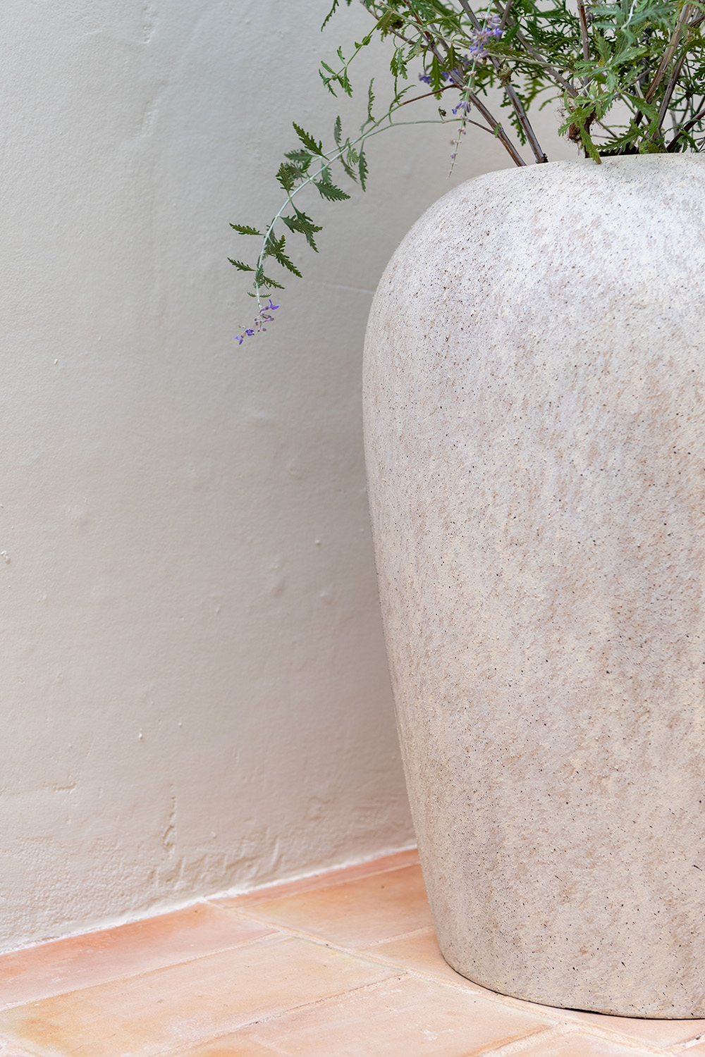 Pottery Pots Lena virágcserép, bézs travertin, többféle méretben - Fazekas edények méret: S - ⌀ 40 óra. 48 cm termék 2. képe