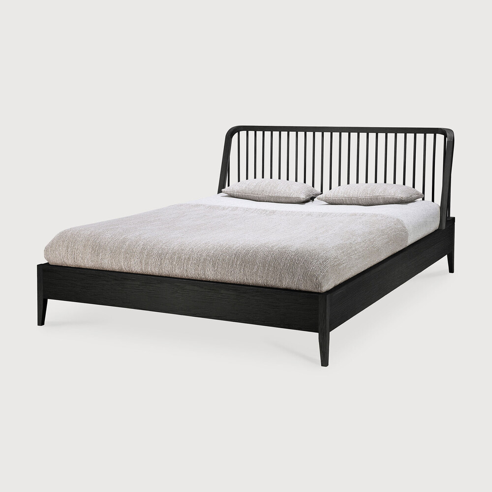 E-shop Dubová dizajnová posteľ Spindle s rebrovaným čelom, 160 x 200 cm, čierna - Ethnicraft