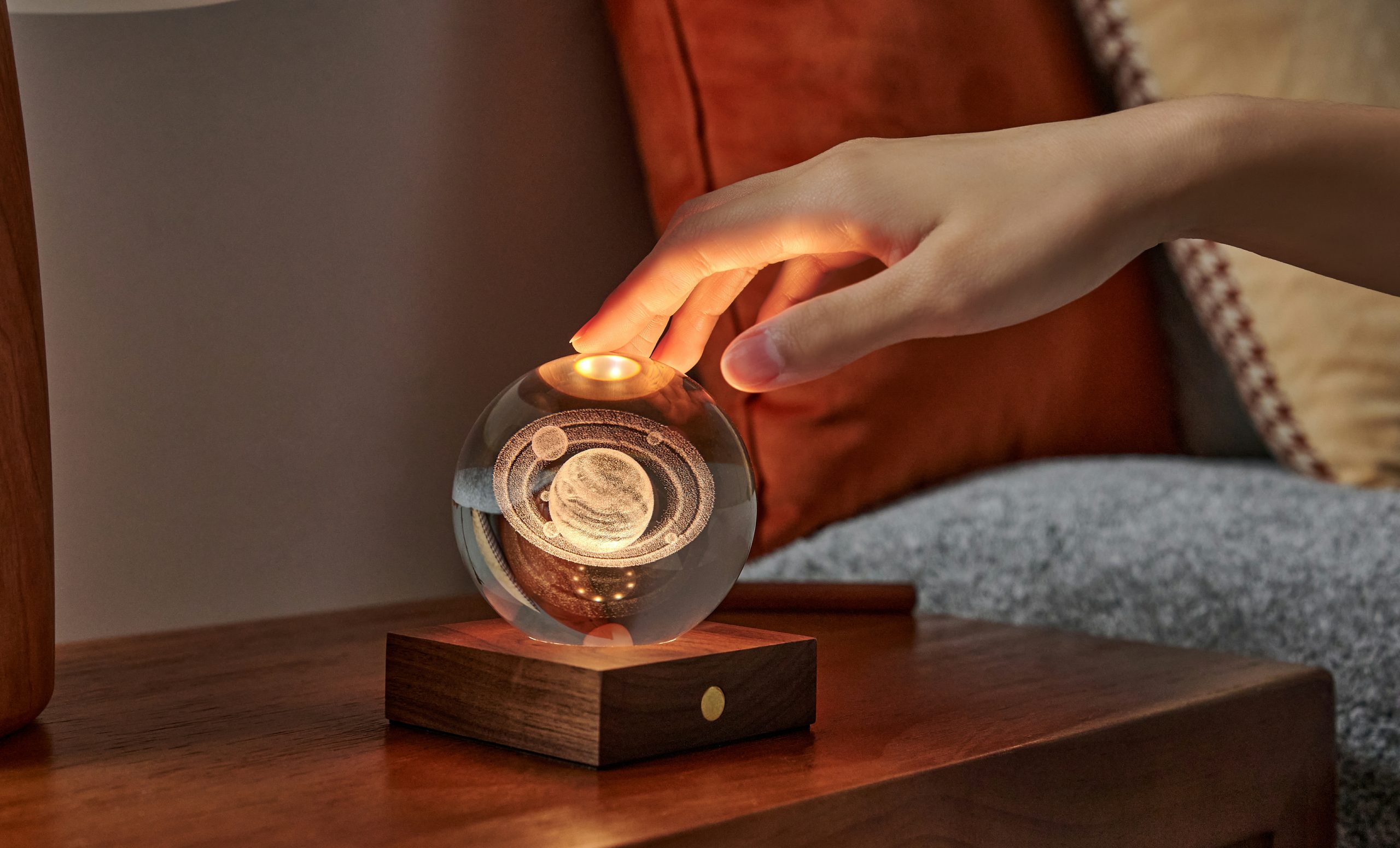 E-shop Stolná lampička s 3D laserovaným motívom, viac variantov - Gingko Motiv: Saturn