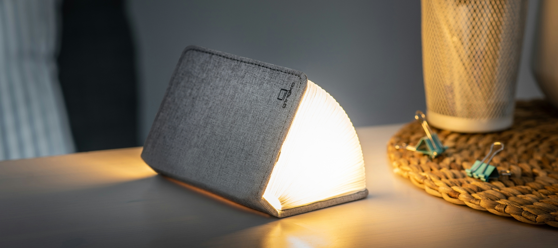 E-shop Rozkladacie svetlo "Smart Book" mini, sivá látka - Gingko