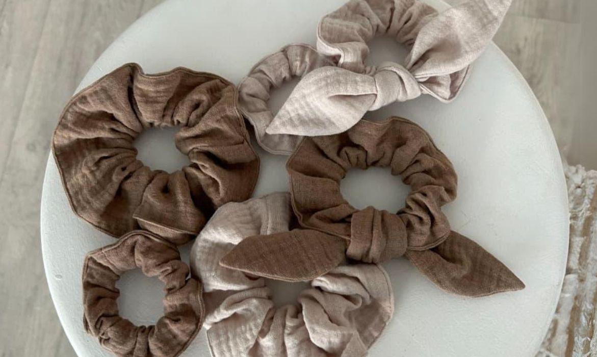 Moderní mušelínové gumičky do vlasů scrunchies různé velikosti