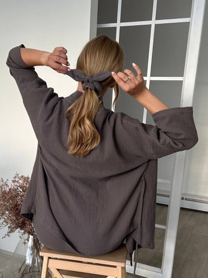 Mušelínová gumička do vlasů s mašlí scrunchie tmavě šedá