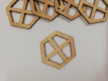 Dřevěný výřez okno hexagon tmavý