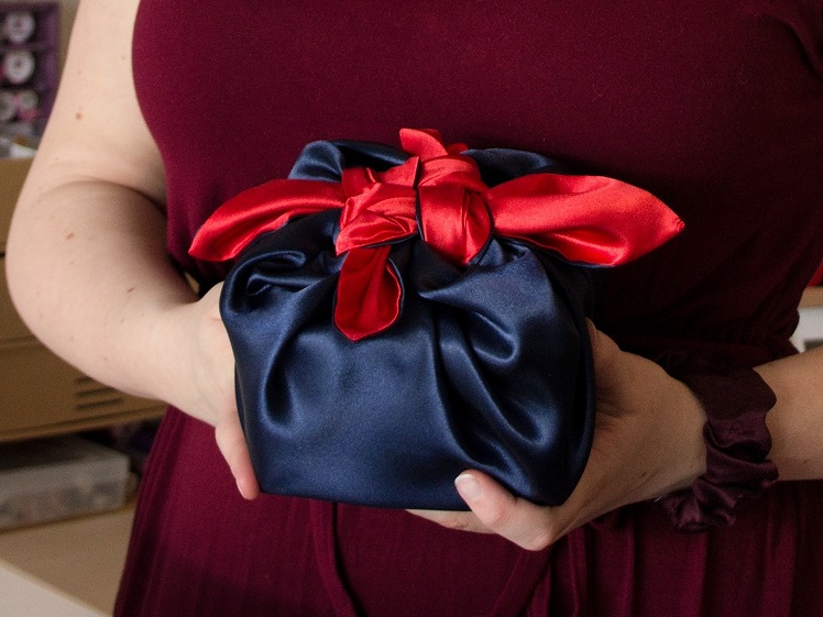 Jak na etiketu u dárků zabalených do látek aneb kdo si látku nechá?