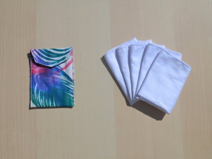 Sada kapesníků a bílého obalu s barevnými listy (množství a velikost kapesníků 3 velké)