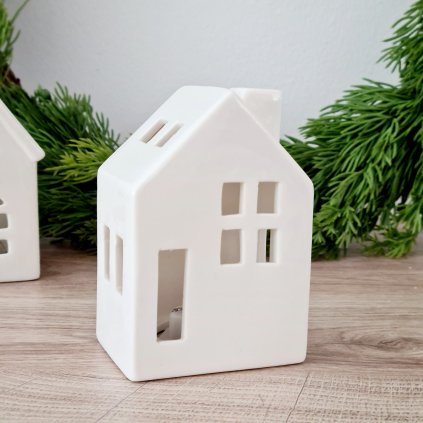 Bílý keramický domek s dvířky a LED osvětlením 10 cm