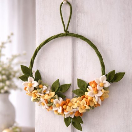 zavesny plsteny venec s kvetinami 1