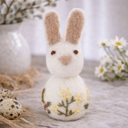 zajicek bunny s kvetinou bily 1