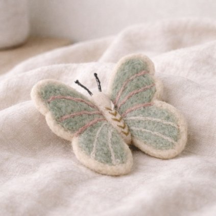 Plstěný motýlek s vyšívaním zelený mood
