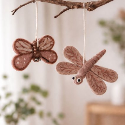 Set 2 ks plstěných závěsných dekorací – motýlek a vážka