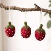 Plstěné závěsné jahody s výšivkou set 3 ks mood