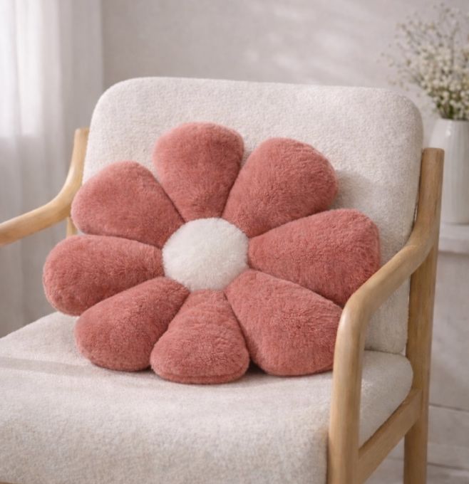 Jaro doma začíná maličkostmi. Polštář ve tvaru květu, který zjemní prostor a přidá barvu tam, kde je jí právě potřeba....