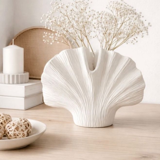 Tvar, který mluví sám za sebe. Organické linie, jemná struktura, přírodní odstíny. Dekorace, které nepotřebují mnoho –...