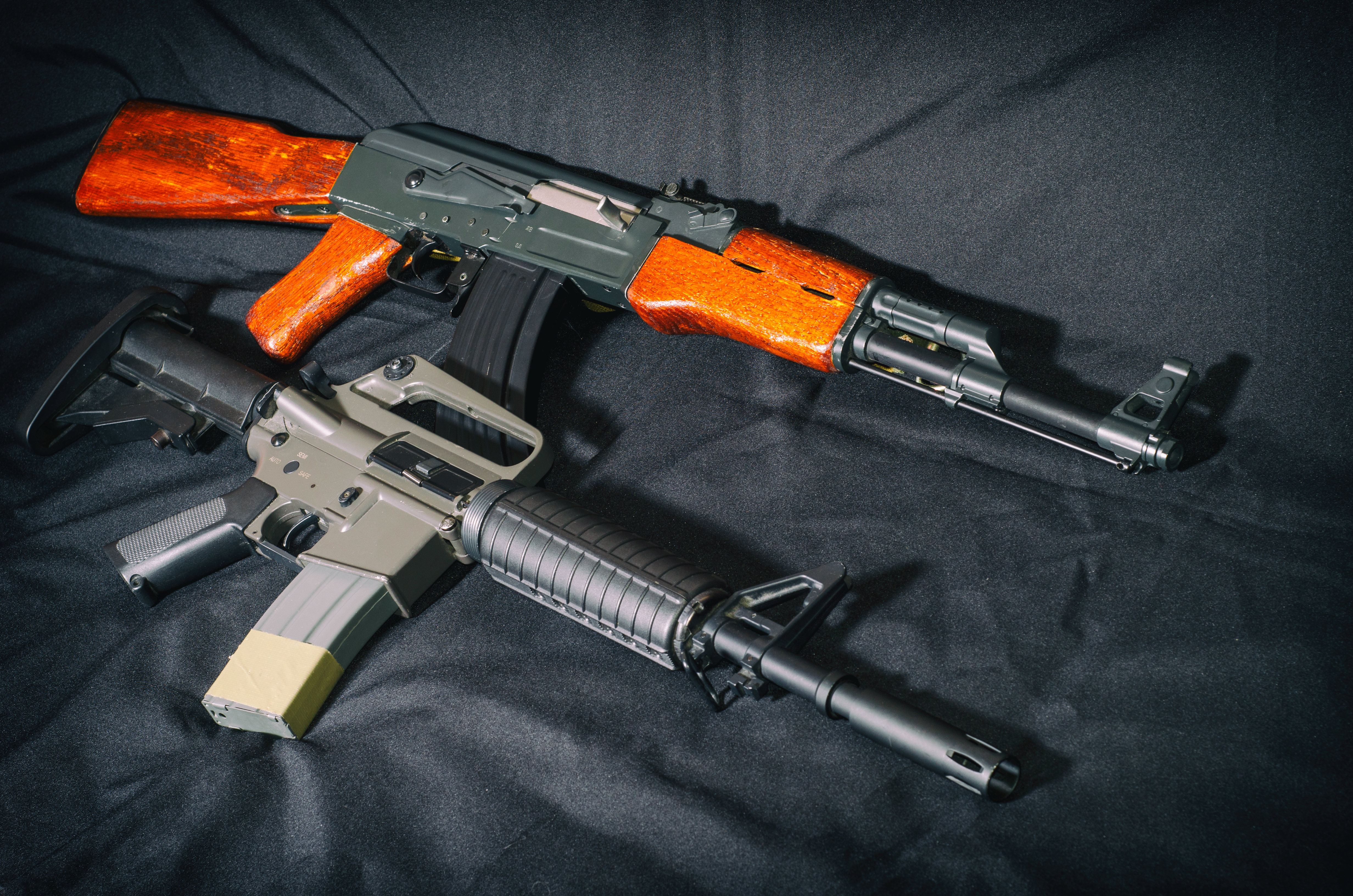 Srovnání AR15 vs. AK47