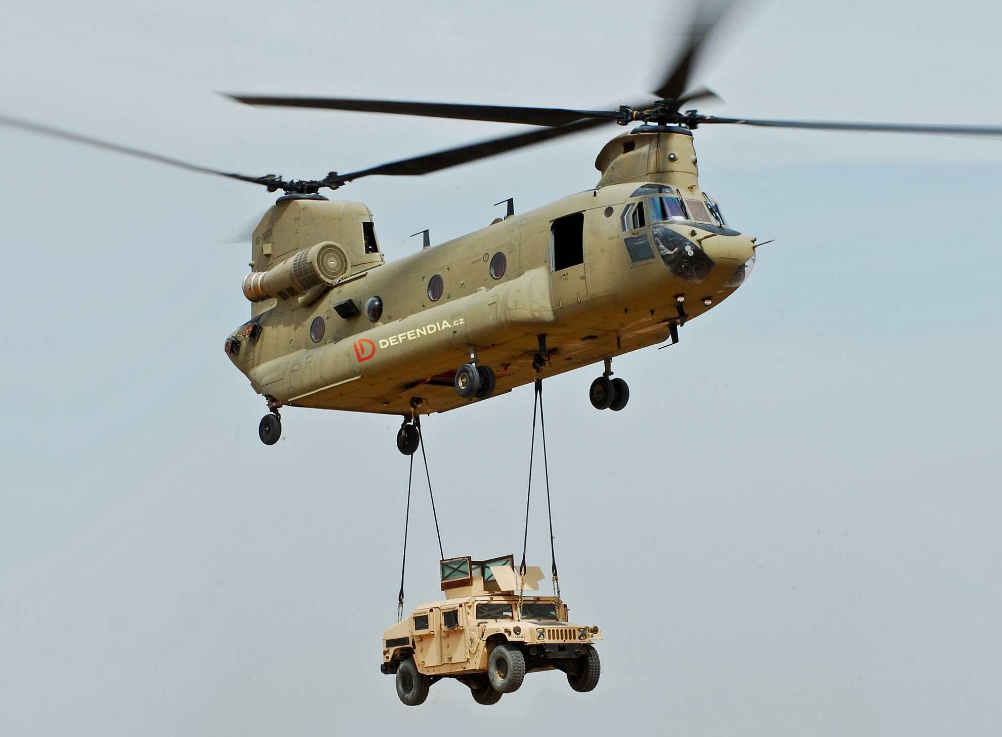 Training_on_the_Flying_Crane_-_4th_Combat_Aviation_Brigade_Soldiers_Perfect_the_Art_of_Chinook_Sling_Loads_(cropped)