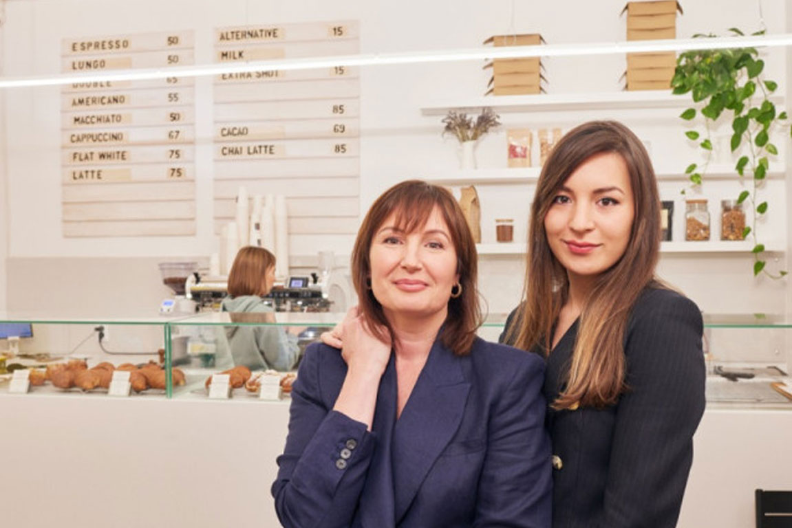 Daria podniká s vlastní mámou. Jejich pekárna je vyhlášená půlmetrovými croissanty