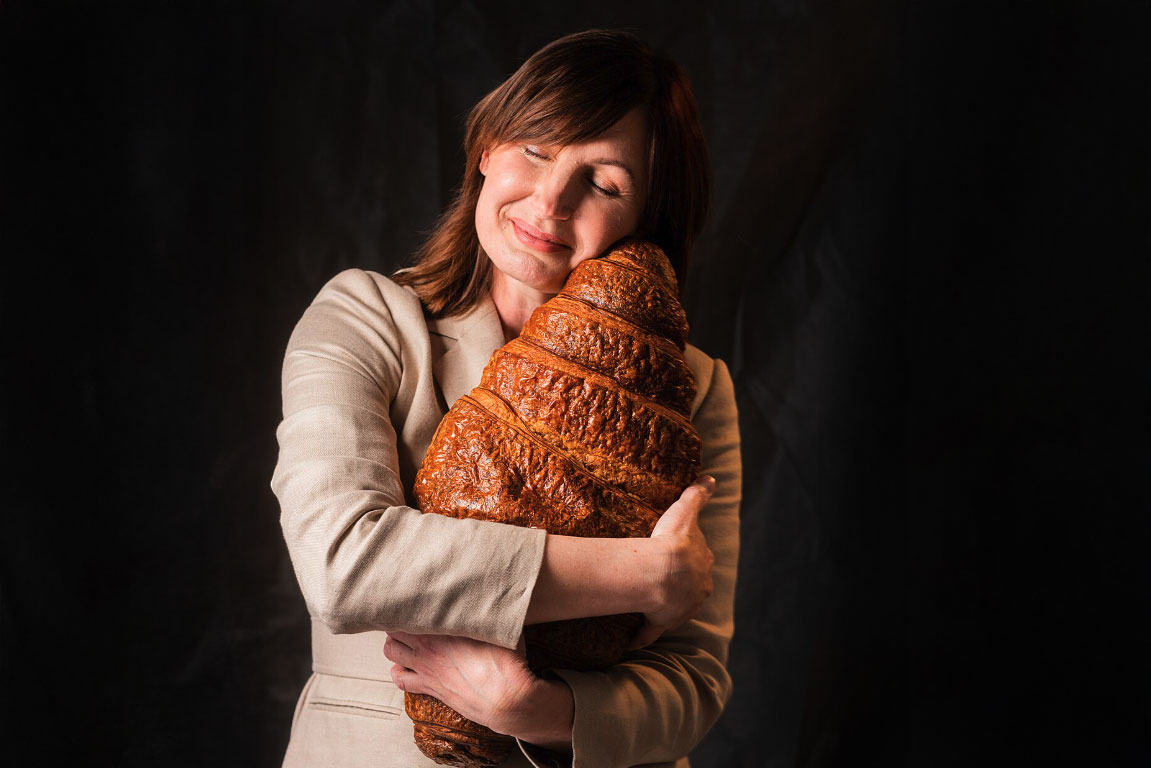 Měří půl metru a je pro 15 lidí. Ukrajinské rodačky upekly největší croissant v Česku