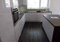 Kuchyně a ložnice v kombinaci šedých a bílých tónů