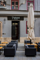 Vybavení kavárny luxusním nábytkem