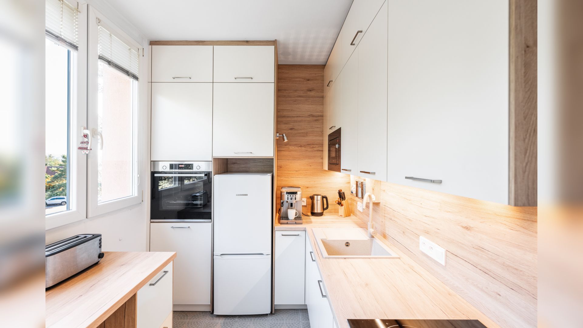 Návrh a realizace nábytku v kuchyni, v předsíni a ložnici v bytě na Lesné II v Brně