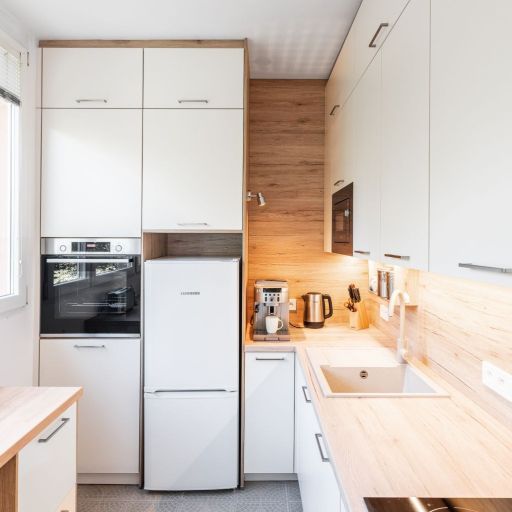 Návrh a realizace nábytku v kuchyni, v předsíni a ložnici v bytě na Lesné II v Brně