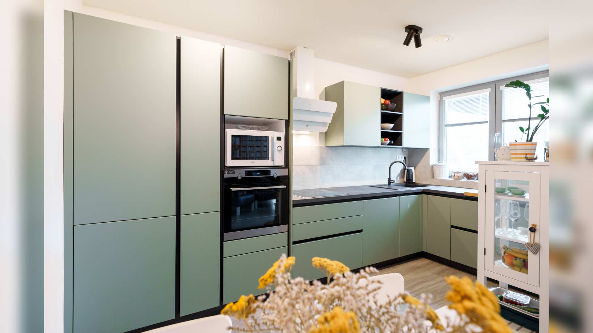 Realizace kuchyně v šalvějovém odstínu ve Šlapanicích