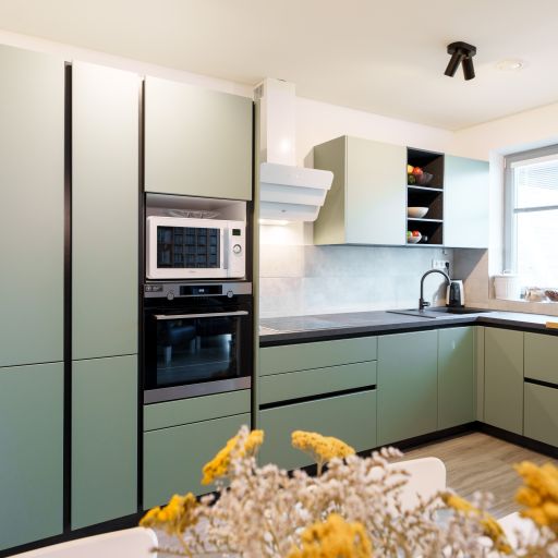 Realizace kuchyně v šalvějovém odstínu ve Šlapanicích