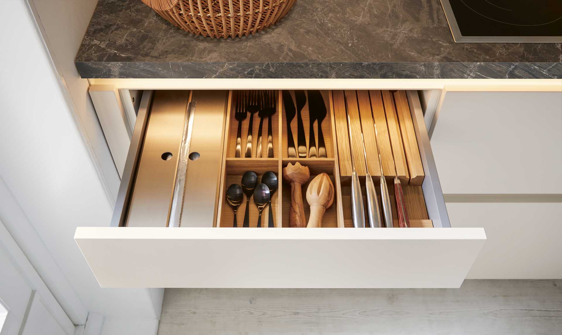 dubový příborník