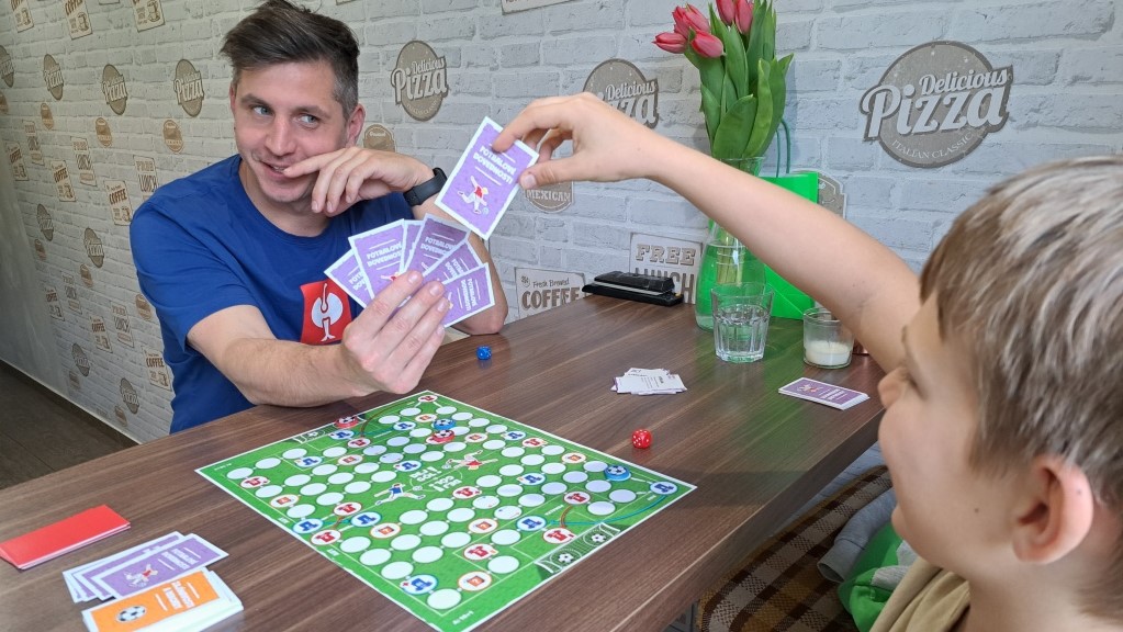 Jak zabavit děti bez mobilu? 3 tipy inspirované deskovou hrou DEJ GÓL!