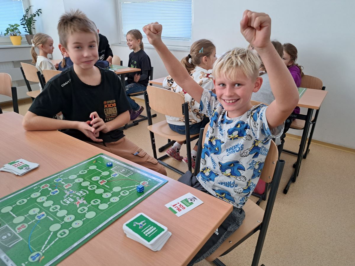 Fotbalová deskovka nadchla i děti ve školní družině