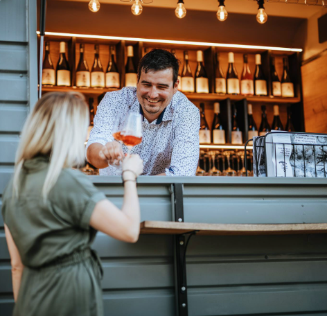 🐶 DOG IN DOCK – poctivé víno z jihu Moravy s punkovým srdcem