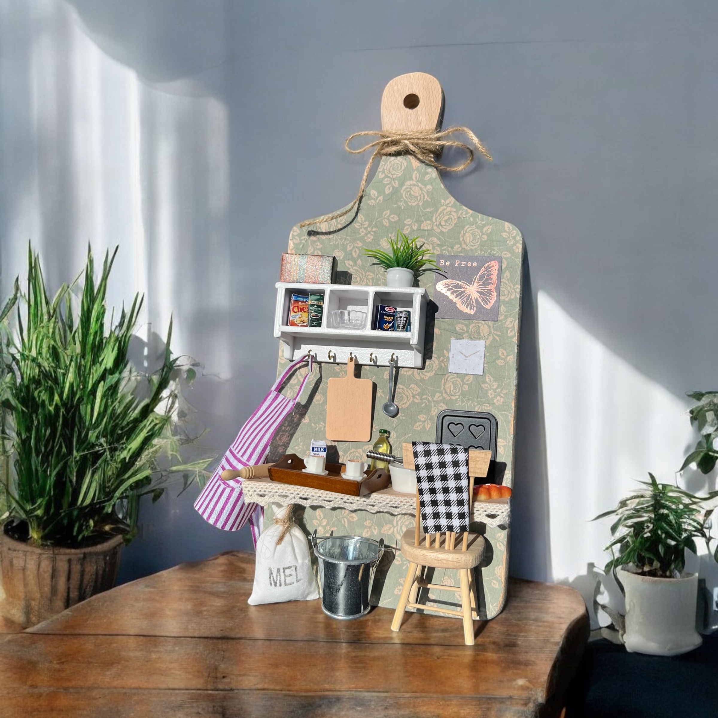 Dekorační prkénko s miniaturami