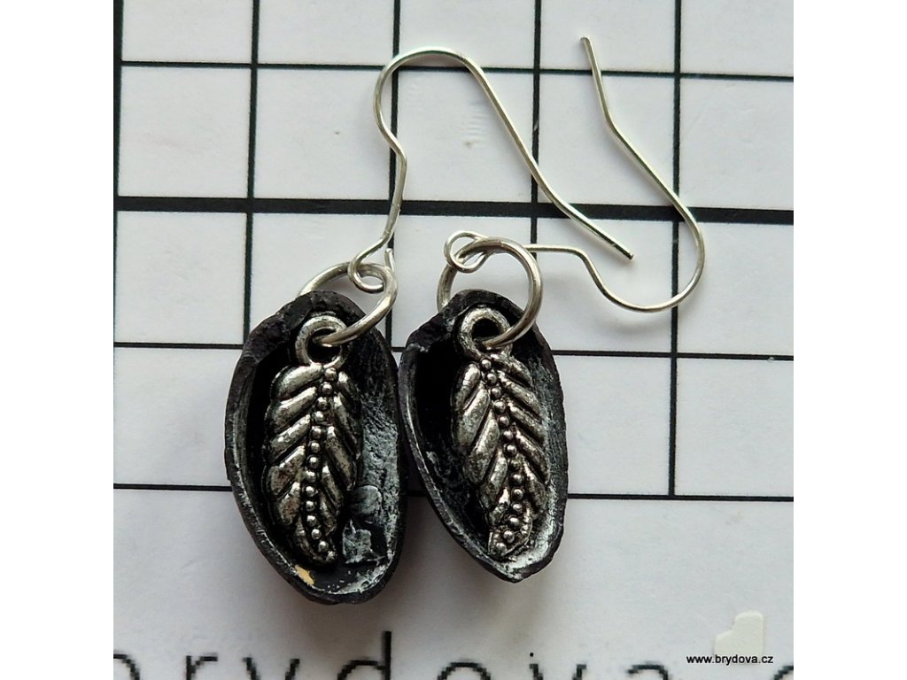 Náušnice pistáciové černé s lístečky