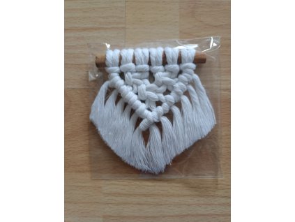 Macramé ozdoba na skořici 4