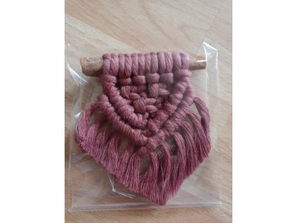 Macramé ozdoba na skořici