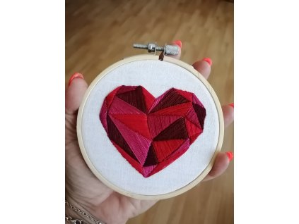 Vyšívaný obrázek - Červené srdíčko