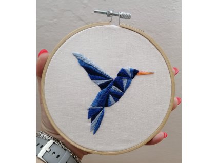 Vyšívaný obrázek v bubínku