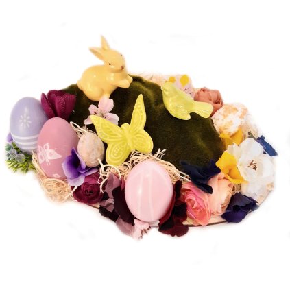 Velikonoční dekorace na dřevěném plátku