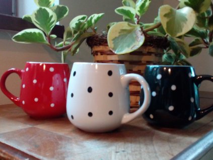 hrnek keramický s puntíky