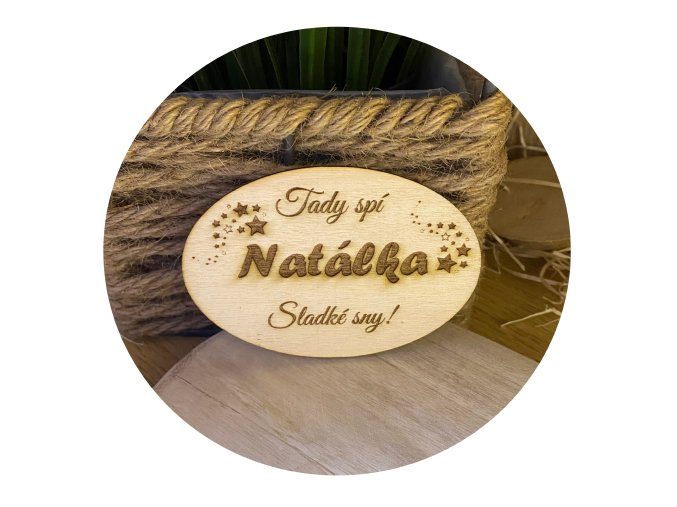 Dřevěná jmenovka na postel