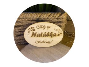 Dřevěná jmenovka na postel