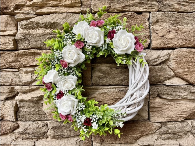 Věnec s bílými růžemi 5