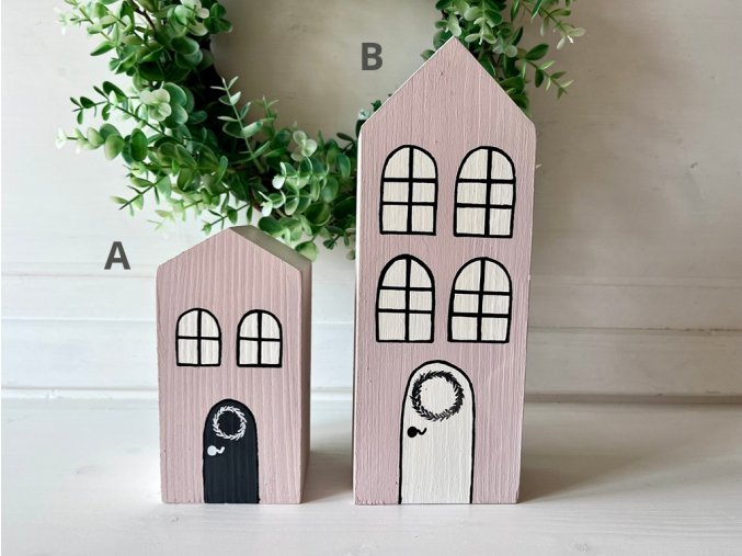 Dřevěné růžové domečky s bílou střechou