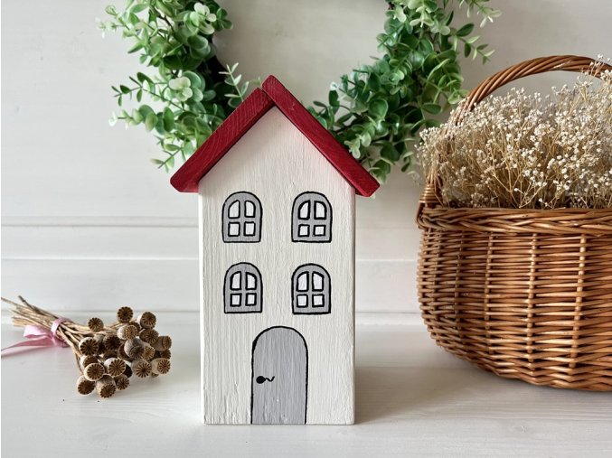 Dřevěný bílý domeček s červenou střechou