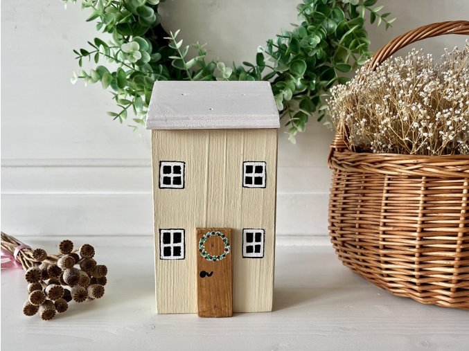 Dřevěný žlutý domeček s bílou střechou