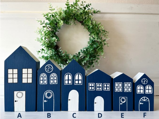 Dřevěné modré domečky s bílou střechou