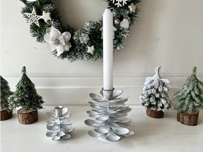 Bílý kovový svícen šiška