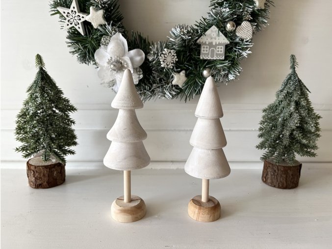 Dřevěné stromky na podstavci