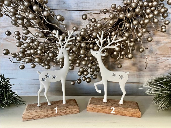 Dekorace jelen na dřevěném podstavci