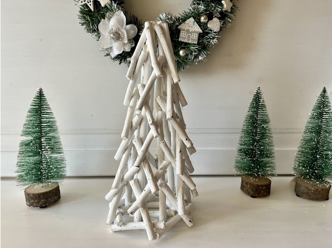 Bílý dřevěný stromek